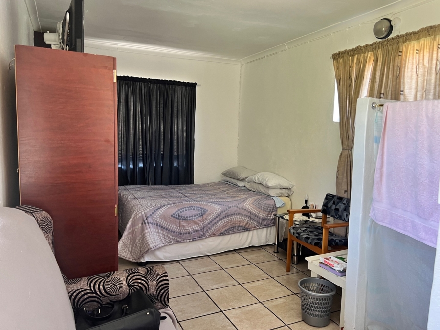 6 Bedroom Property for Sale in Gaylee Western Cape